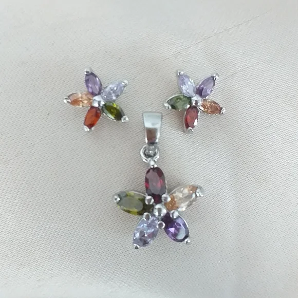 Stainless Steel 925 Floral Set of Earrings and Pendant. - Picture 1 of 5